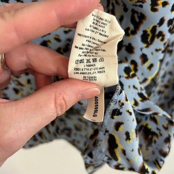 L’AGENCE Women’s Small Dylan 100% Silk Blouse In Sky Blue Sauvage Bell Sleeve - Picture 7 of 11